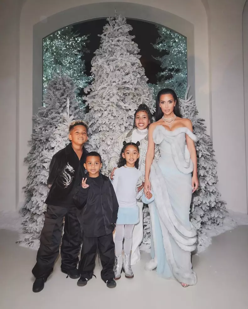 Kim Kardashian alături de cei patru copii pe care îi are cu rapperul Kanye West, North, Saint, Chicago și Psalm