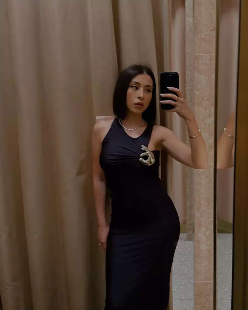 Nicole Cherry selfie oglindă