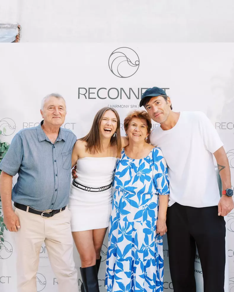 Radu Vâlcan, Adela Popescu și părinții ei