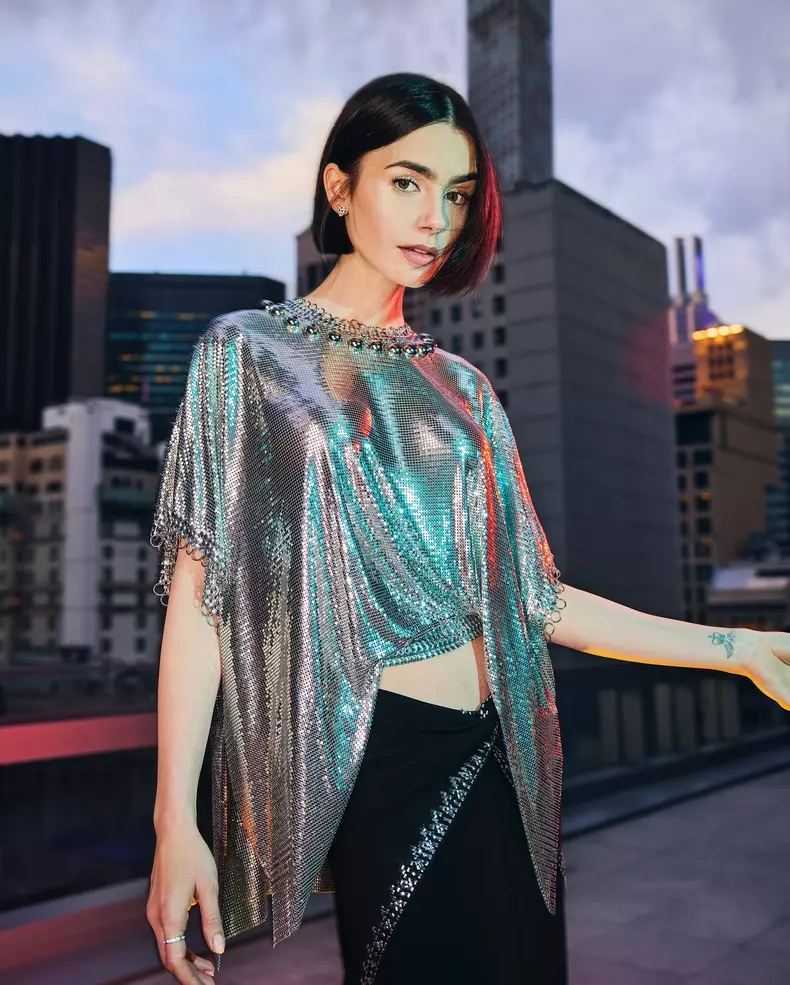 lily collins intr-o tinuta stralucitoare