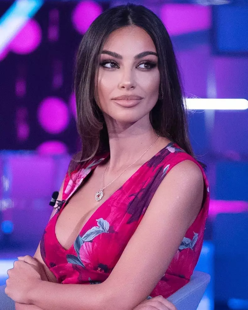 madalina ghenea in roz