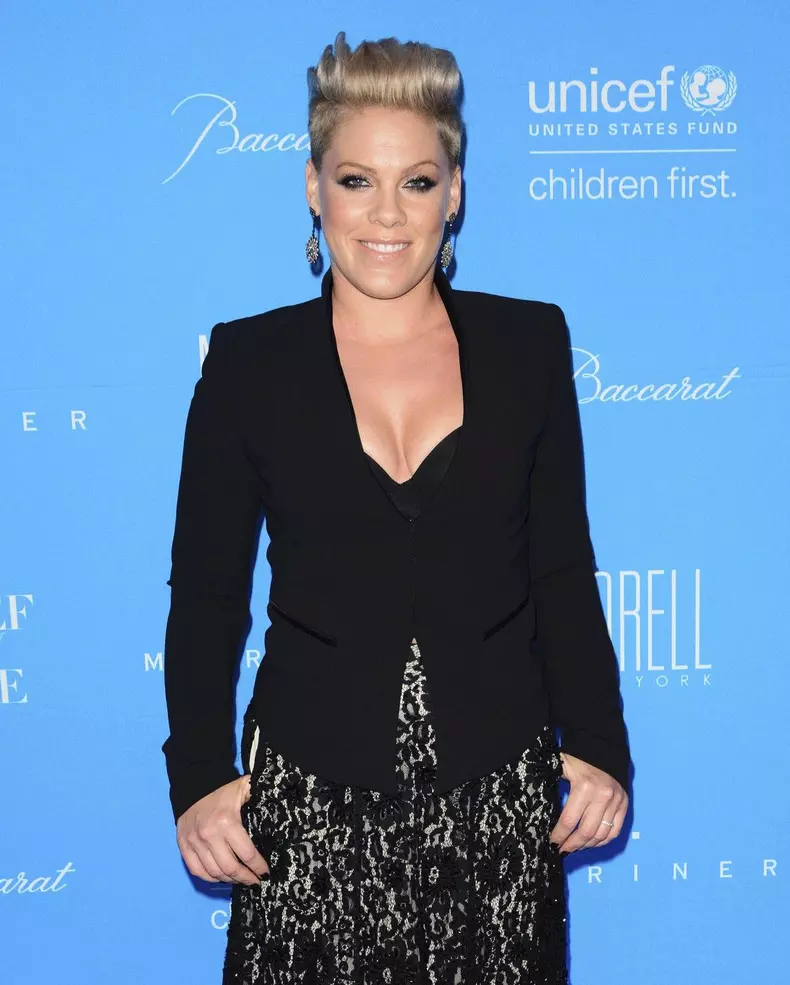 Pink postpones concerts due to family medical issues - 10/16/23