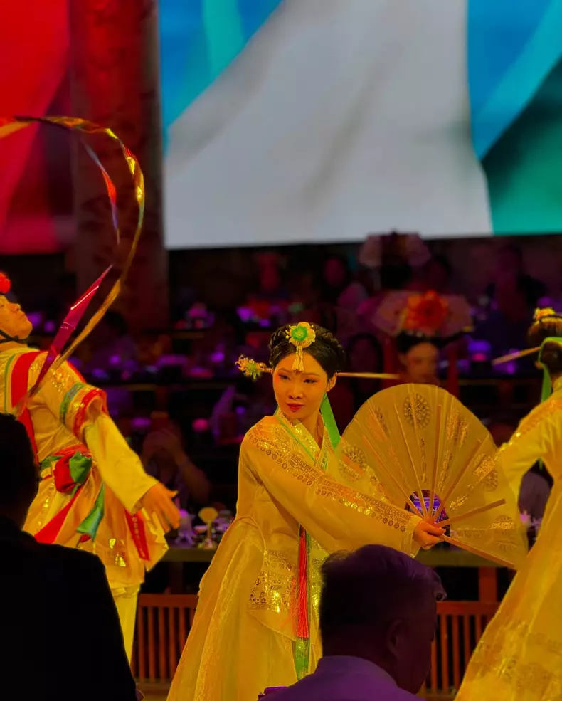 China nu e Japonia. E mai intensa, mai haotica, cu un alt ritm si o alta energie. E genul de destinatie unde te adaptezi din mers, de la bariera de limba si distantele uriase, pana la dinamica locala.D (15)