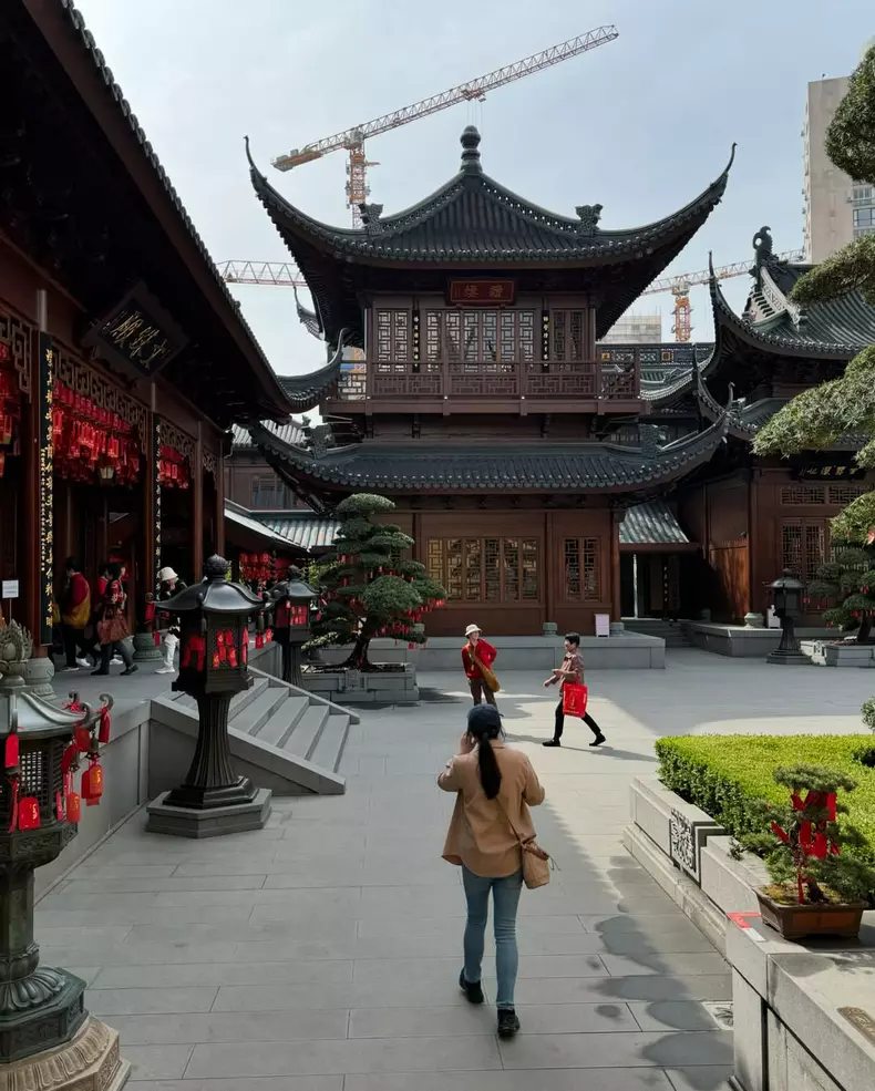 China nu e Japonia. E mai intensa, mai haotica, cu un alt ritm si o alta energie. E genul de destinatie unde te adaptezi din mers, de la bariera de limba si distantele uriase, pana la dinamica locala.De (1)