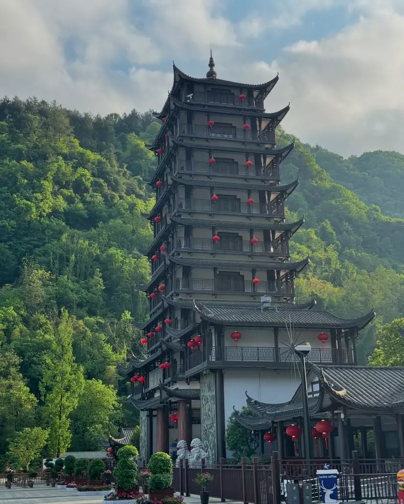 China nu e Japonia. E mai intensa, mai haotica, cu un alt ritm si o alta energie. E genul de destinatie unde te adaptezi din mers, de la bariera de limba si distantele uriase, pana la dinamica locala.De (9)