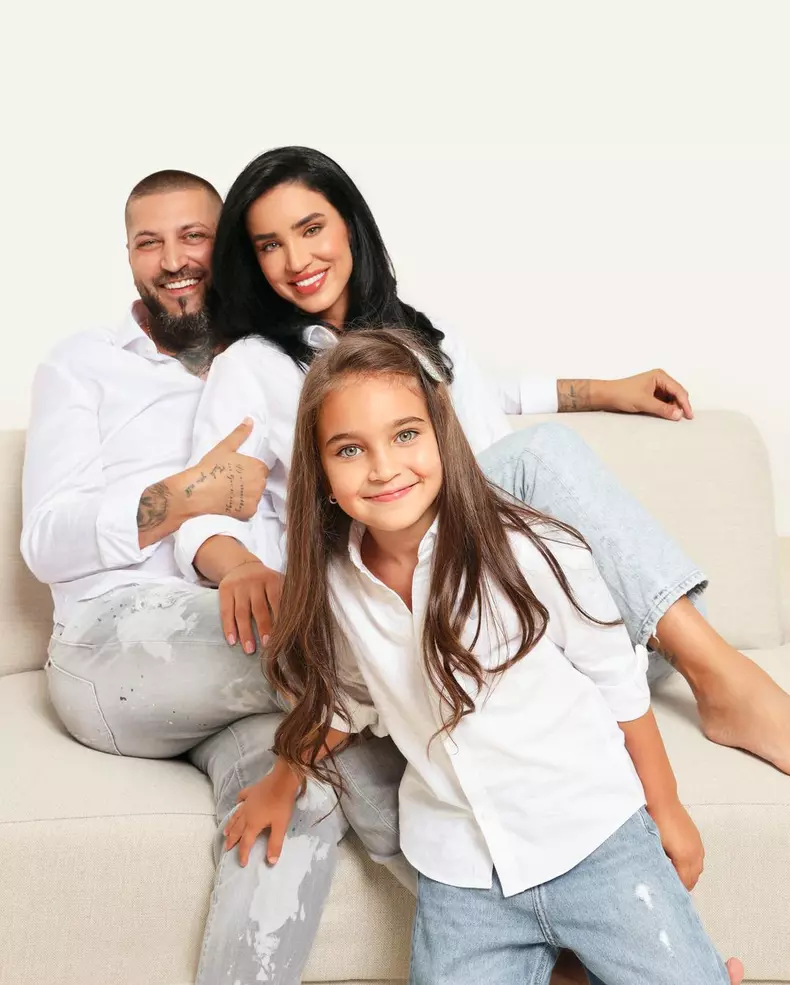 Adelina Pestritu, soțul ei și fiica lor, Zenaida