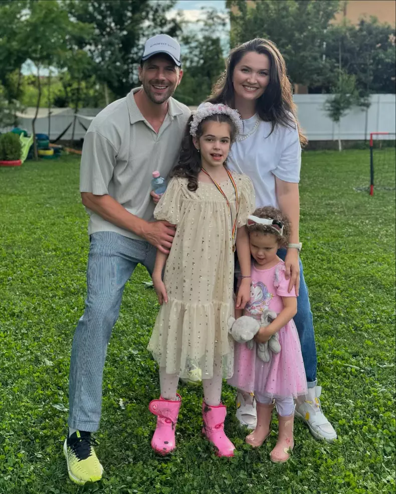 Adrian Nartea, sotia si cele doua fiice ale lor (12)