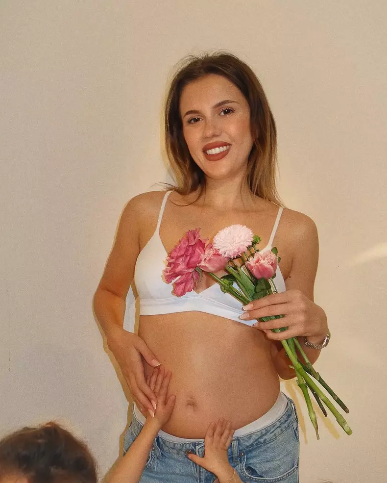 Emily Burghelea însărcinată (1)