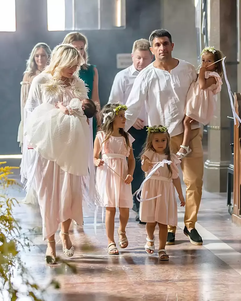 10. Laura Cosoi și familia