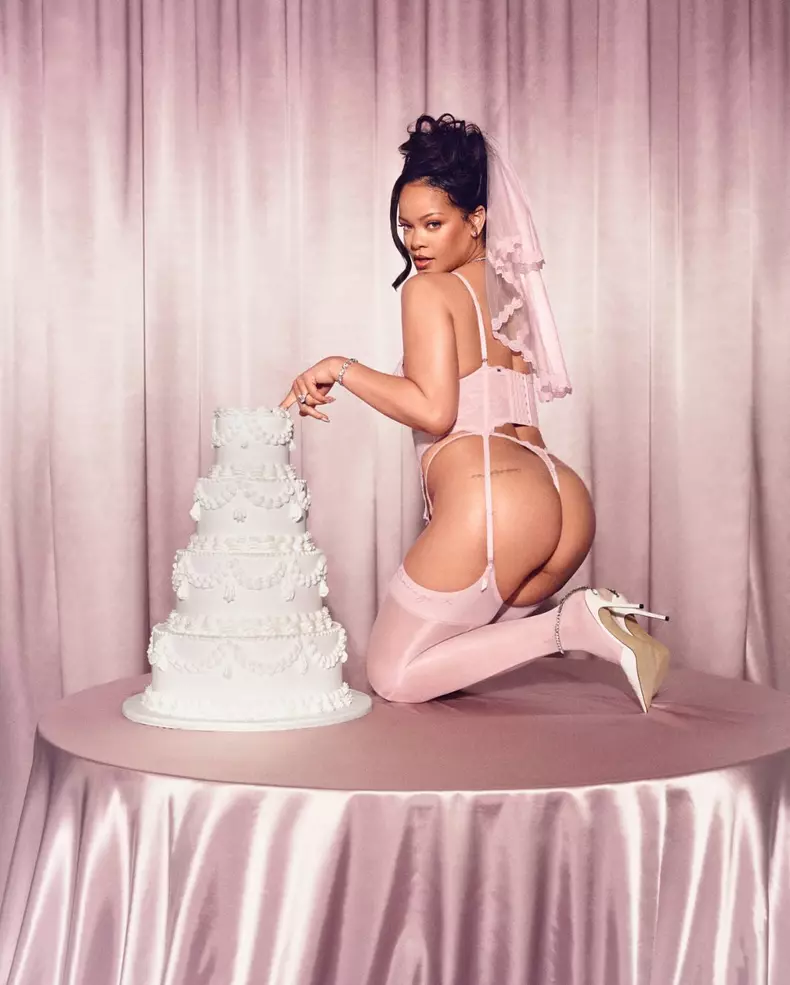 Rihanna-într-o-lenjerie-intimă-perfectă-pentru-mirese (2)