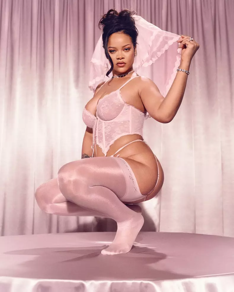Rihanna-într-o-lenjerie-intimă-perfectă-pentru-mirese (3)