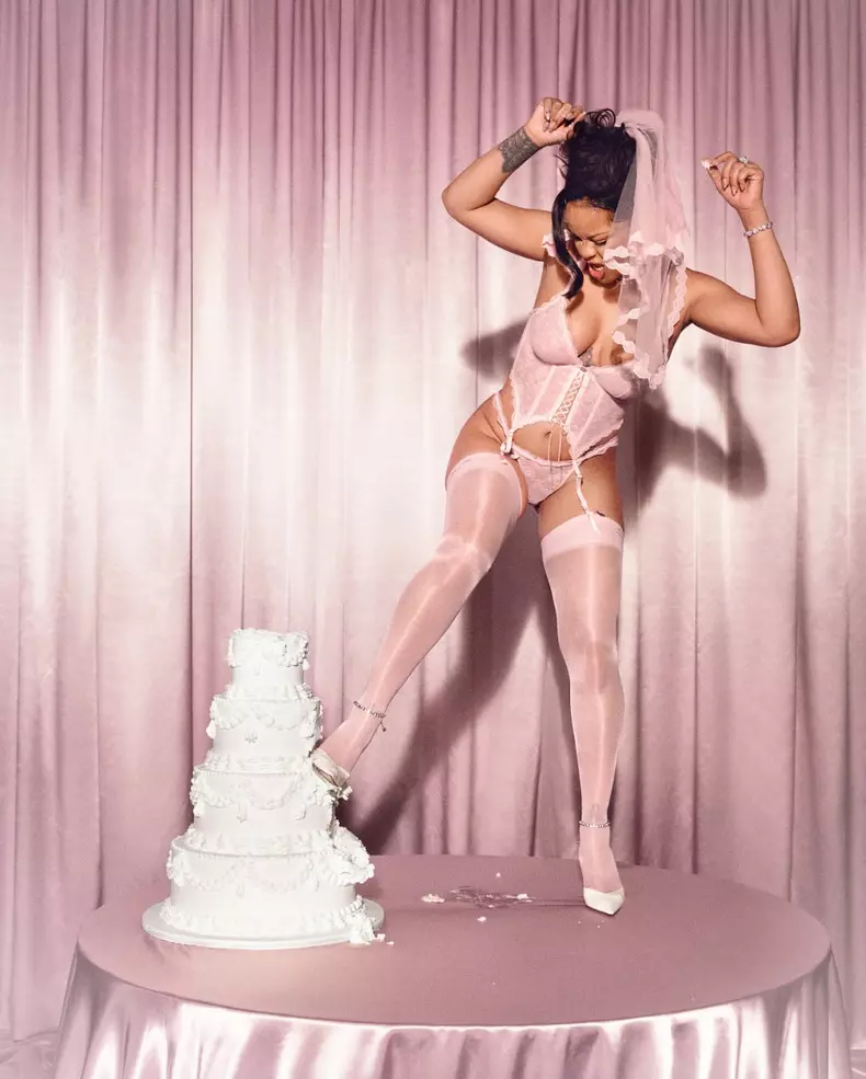 Rihanna-într-o-lenjerie-intimă-perfectă-pentru-mirese (5)