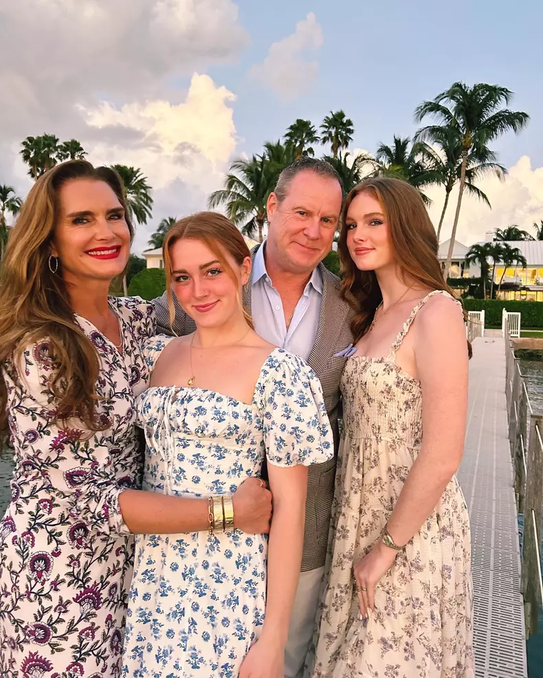 Brooke Shields, soțul ei, Chris Henchy, și fiicele lor, Rowan și Grier Henchy