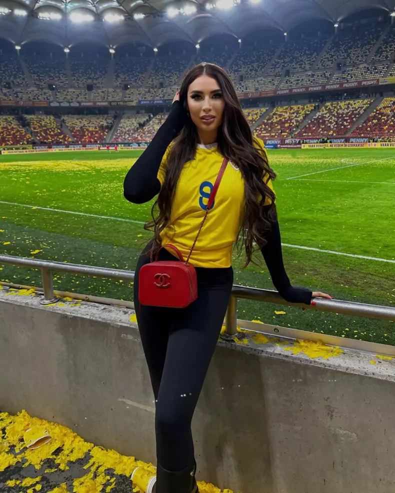 sarah-dumitrescu-langa-terenul-de-fotbal