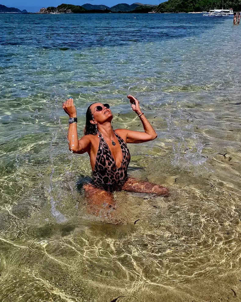 Anca Țurcașiu în costum de baie