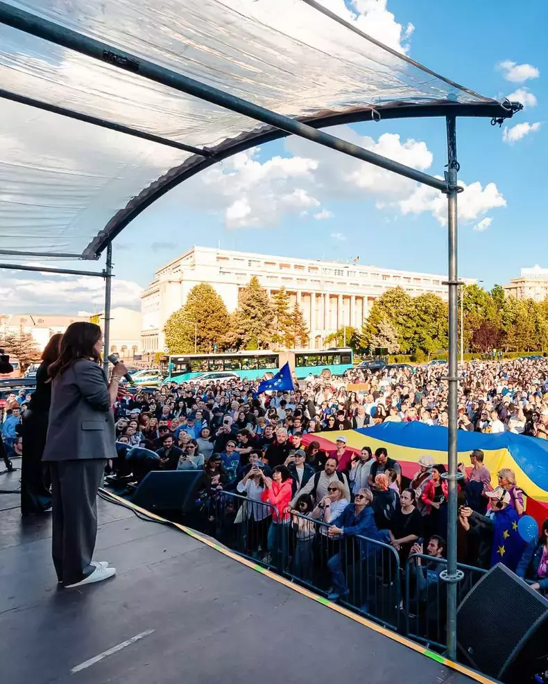 andreea-raicu-la-mitingul-romania-in-lumina-organizat-de-nicusor-dan-8