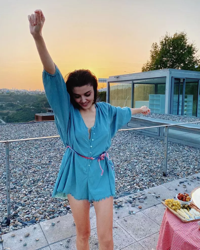 Iată cum arată vila în care stă acum Hande Ercel, frumoasa actriță din „Perla Neagră” (Happy Channel) (4)