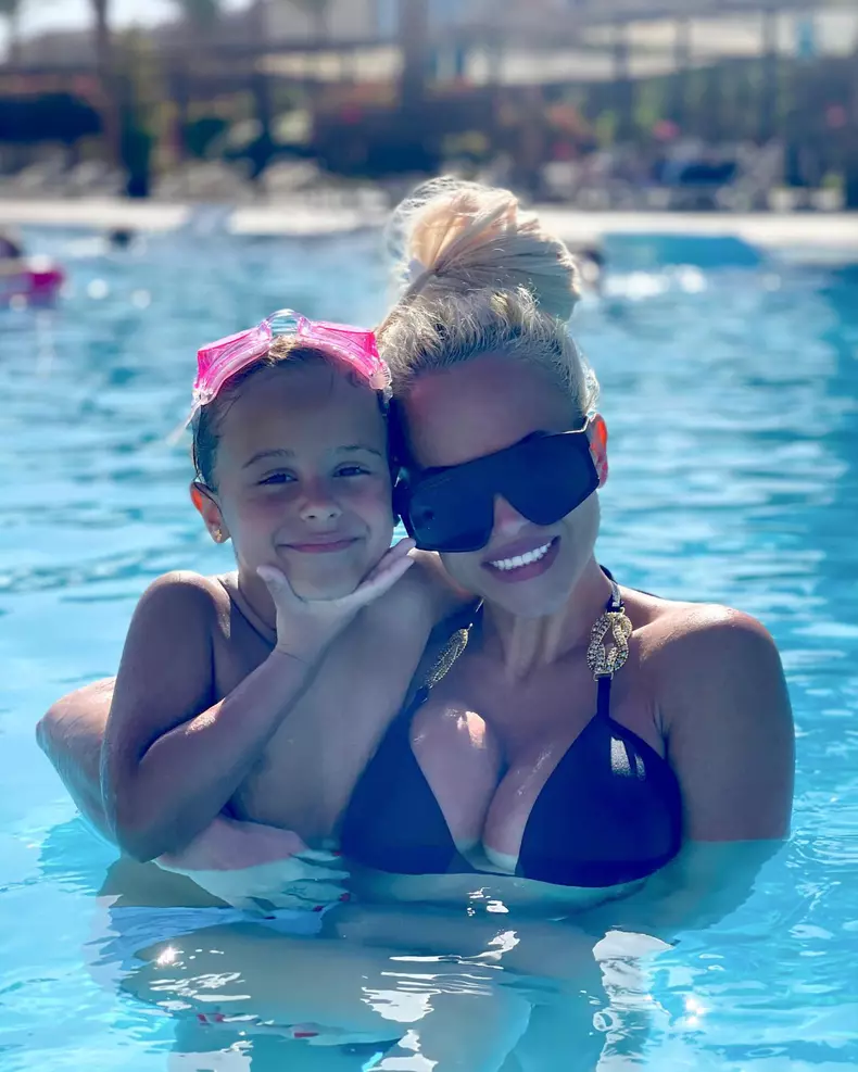 Anda Adam a plecat într-o vacanță în Egipt. Cum arată cântăreața în costum de baie la 40 de ani (4)