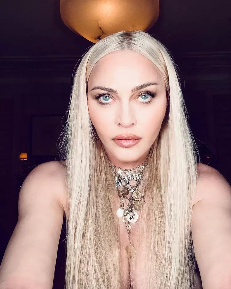 Madonna șochează încă o dată a pozat topless la 62 de ani (3)