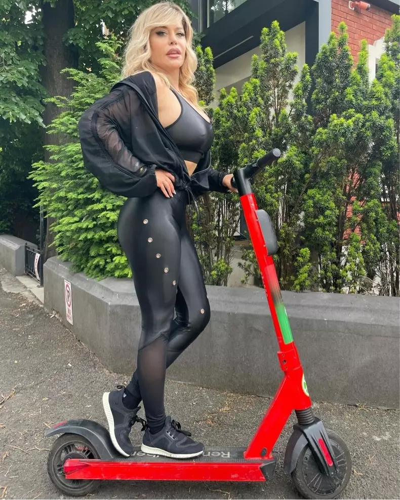 Loredana Groza, apariție surprinzătoare pe stradă. Vedeta a ieșit la plimbare cu trotineta (1)