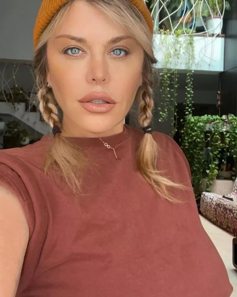 Cum-arata-Loredana-Groza-nemachiata-la-51-de-ani-6