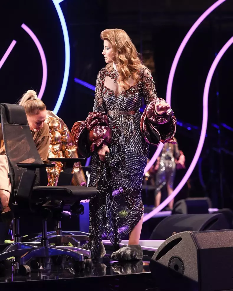 Iulia-Albu-surprinsa-sa-l-vada-pe-iubitul-ei-pe-scena-iUmor-2022-1-1