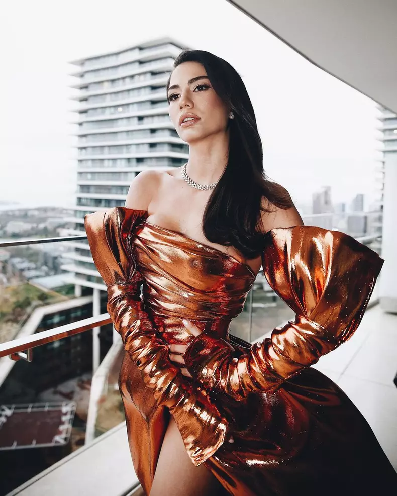 intre-lume-si-noi-noul-serial-al-lui-demet-ozdemir-este-disponibil-la-disney-plus-4