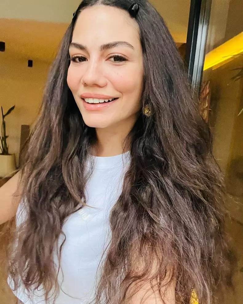 Demet Özdemir, imagini incendiare din cel mai nou serial al actriței