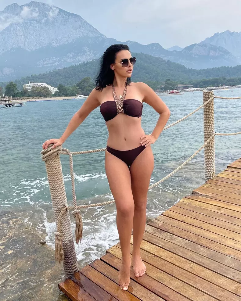 lavinia-pirva-aparitie-incendiara-in-costum-de-baie-7