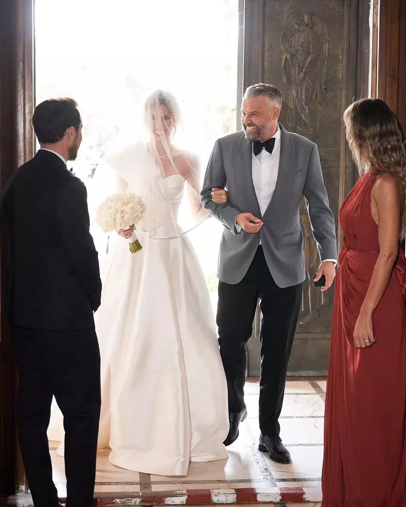 Cât a plătit Roxana Ionescu pentru rochiile purtate la nunta lui Dani Oțil. Nașa a făcut furori cu ținutele alese