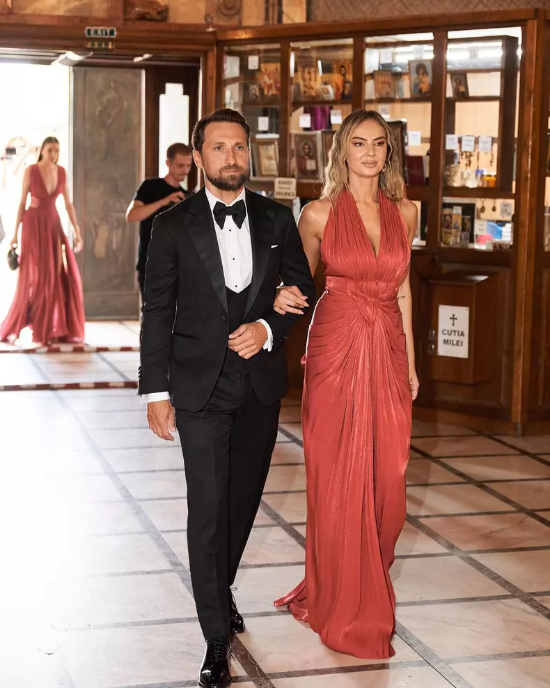 Cât a plătit Roxana Ionescu pentru rochiile purtate la nunta lui Dani Oțil. Nașa a făcut furori cu ținutele alese