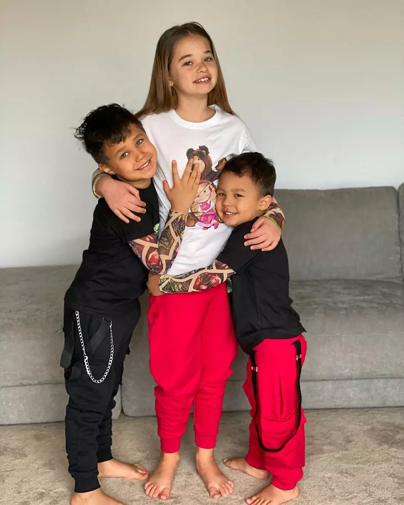 Maya, Dominic și Akim