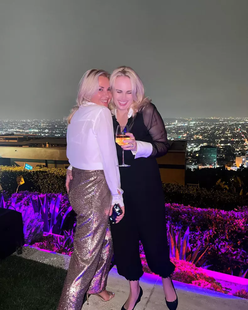 Rebel Wilson și Ramona Agruma s-au logodit la Disneyland
