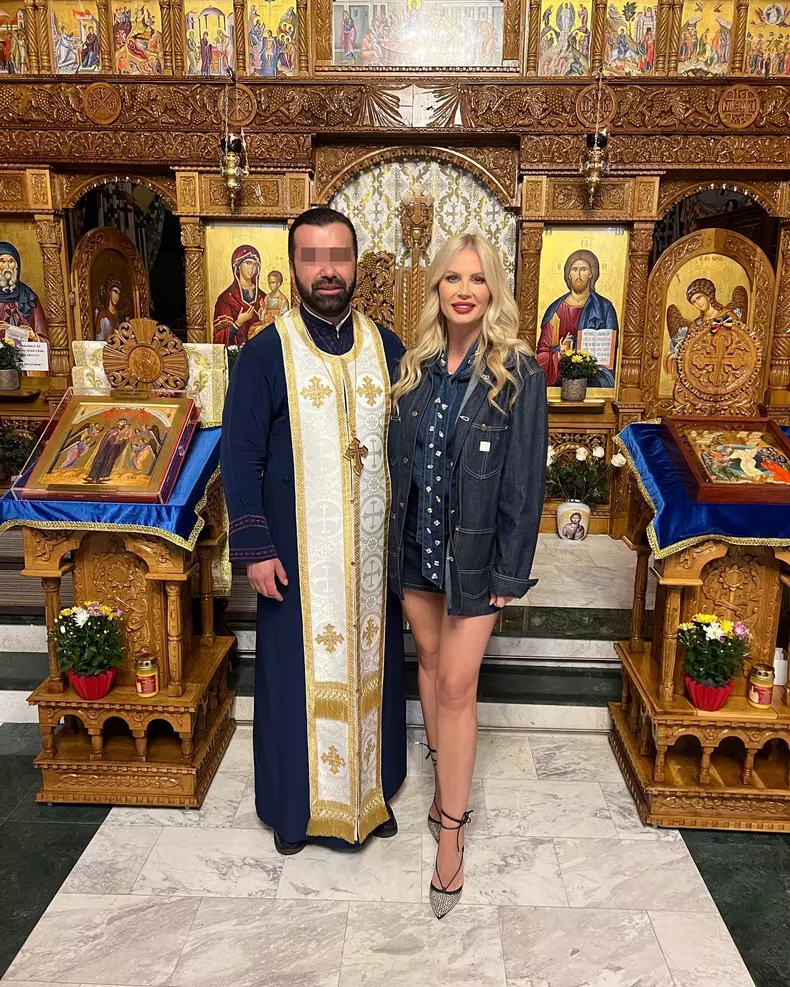 Andreea Bănică fustă mini biserică