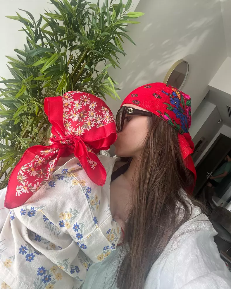 Theo Rose și copilul ei, Sasha Ioan