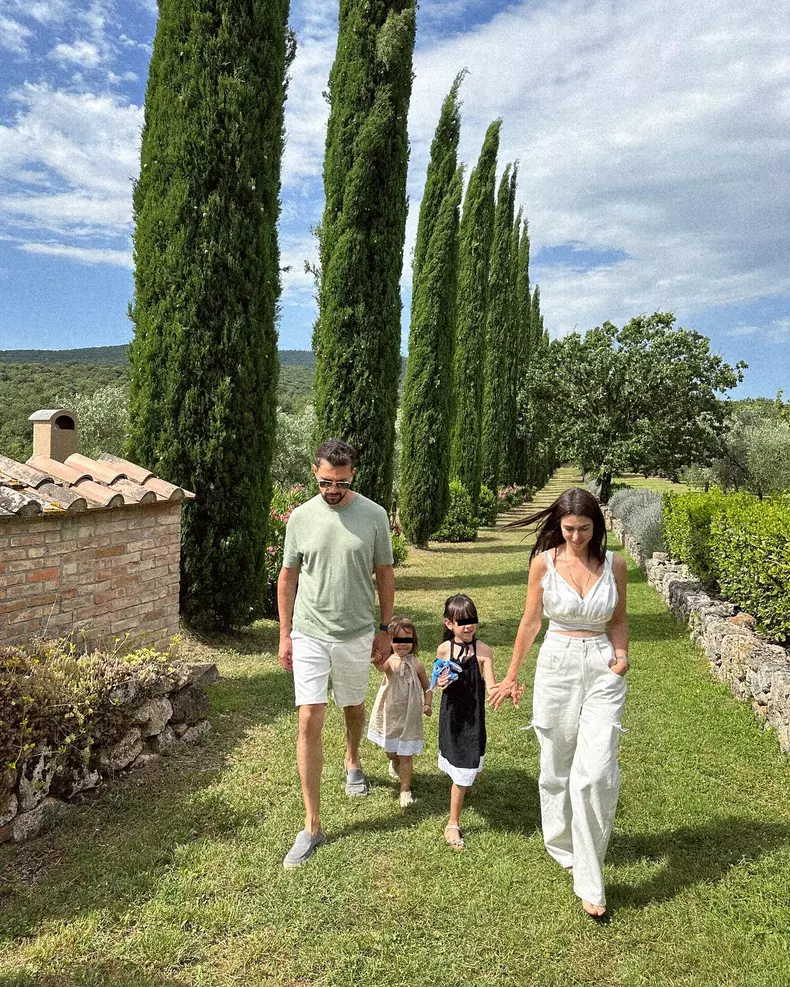 Diana Bart, soțul ei și fiicele lor, Maira și Amina