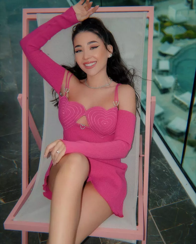 nicole-cherry-in-rochie-roz