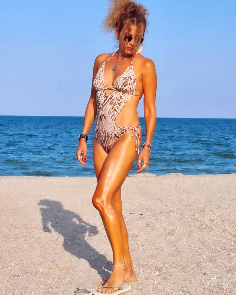 Anca Țurcașiu în costum de baie la 54 de ani