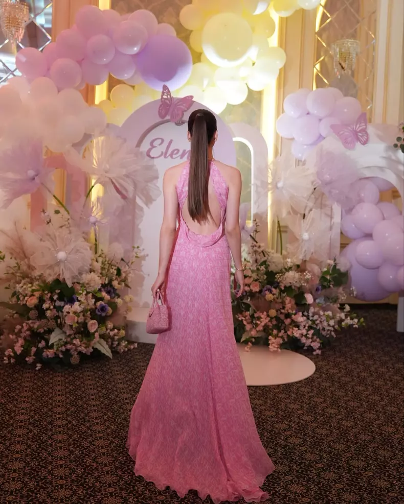 Elena Hagi într-o rochie Versace