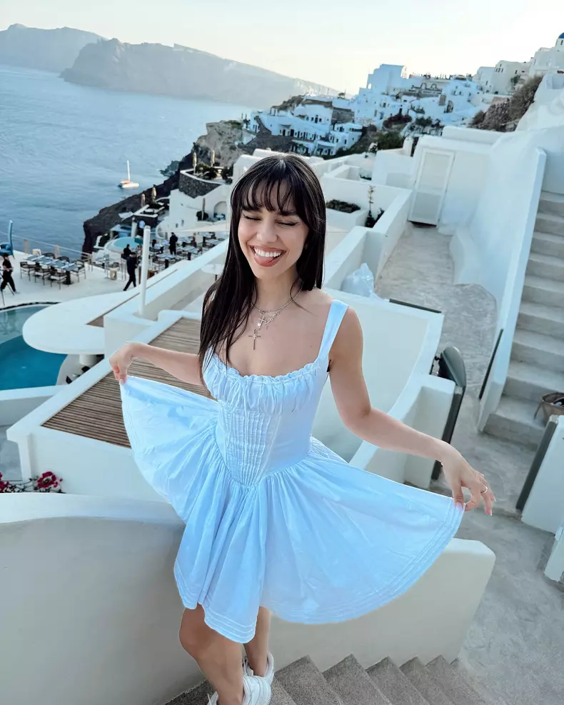 Mira în vacanță în Santorini, Grecia