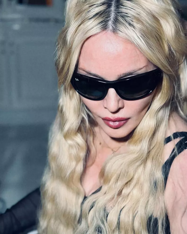 madonna cu ochelari de soare