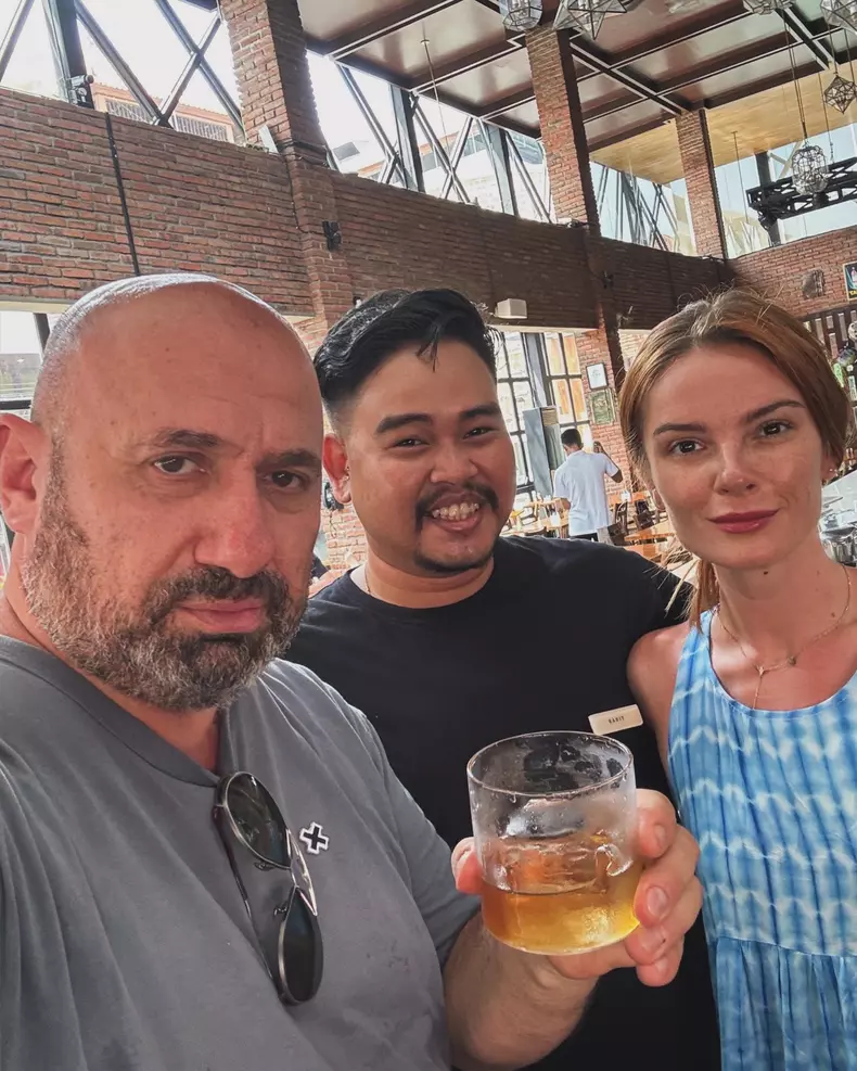 Chef Cătălin Scărlătescu și iubita lui, actrița Doina Teodoru, în Bali