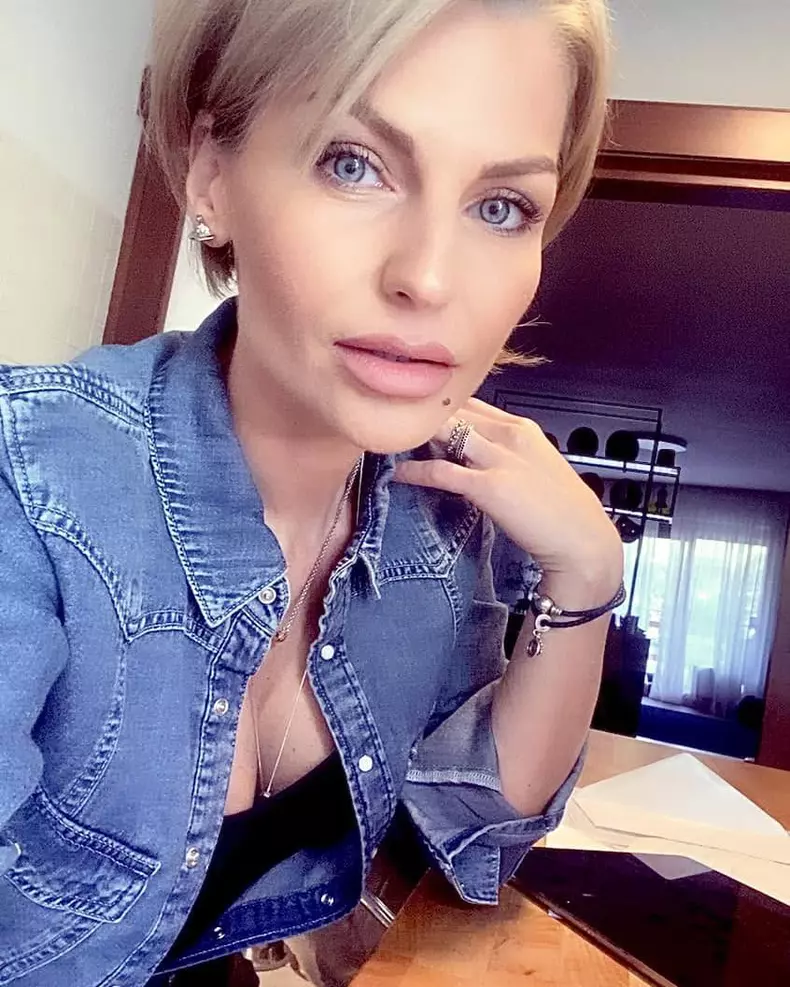 oana mares in geaca de blugi