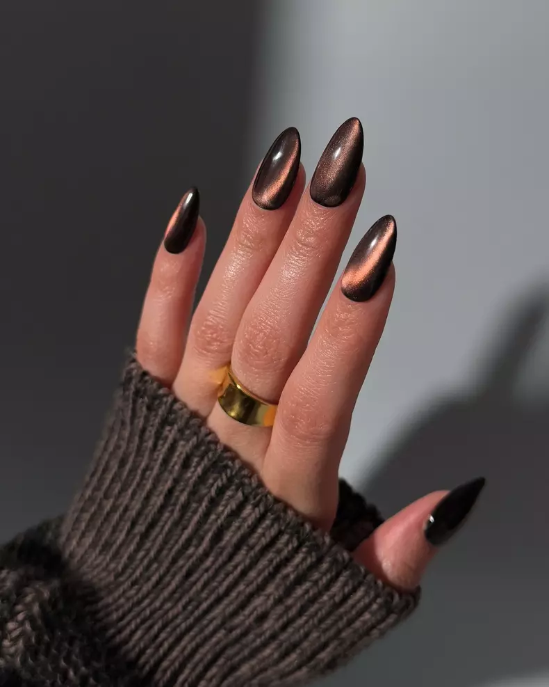 Unghii cat-eye