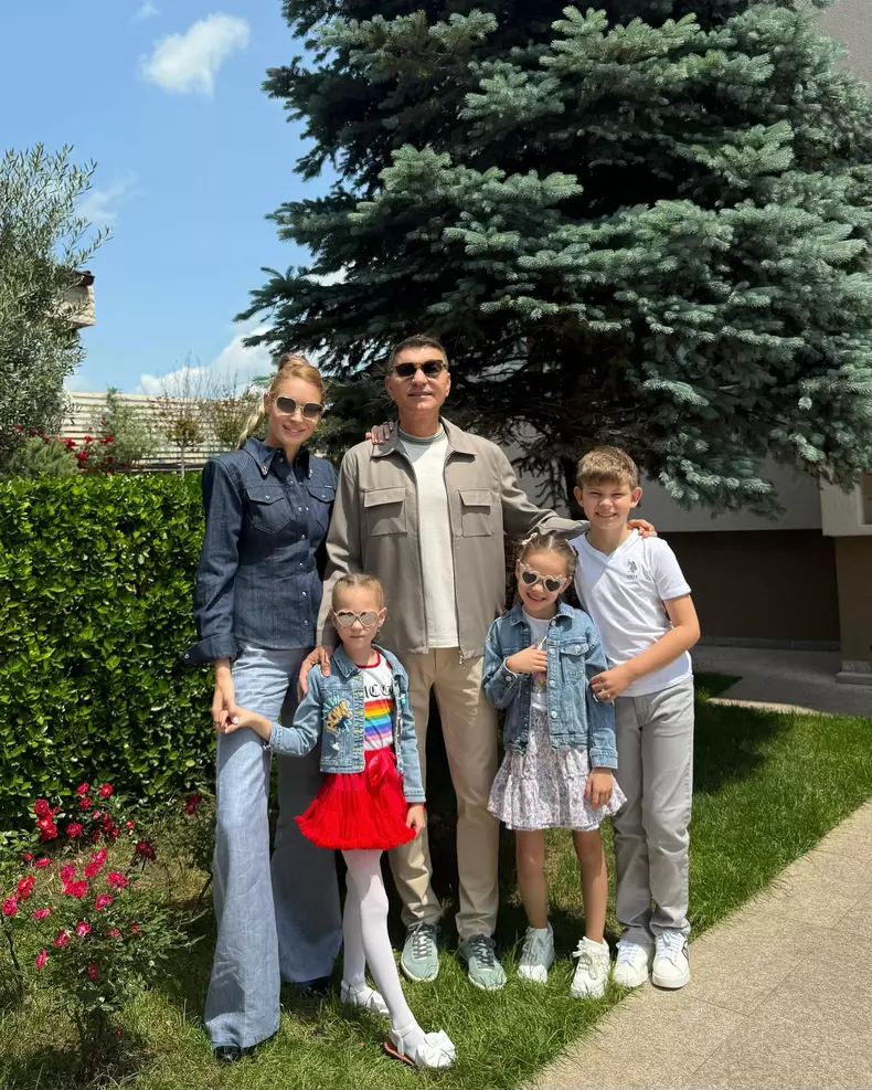 Cristi Borcea, Valentina Pelinel și copiii lor, Milan și gemenele Indira și Rania