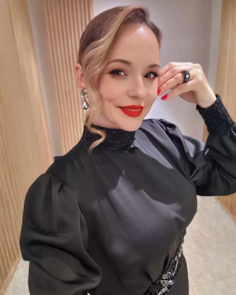 andreea marin in negru