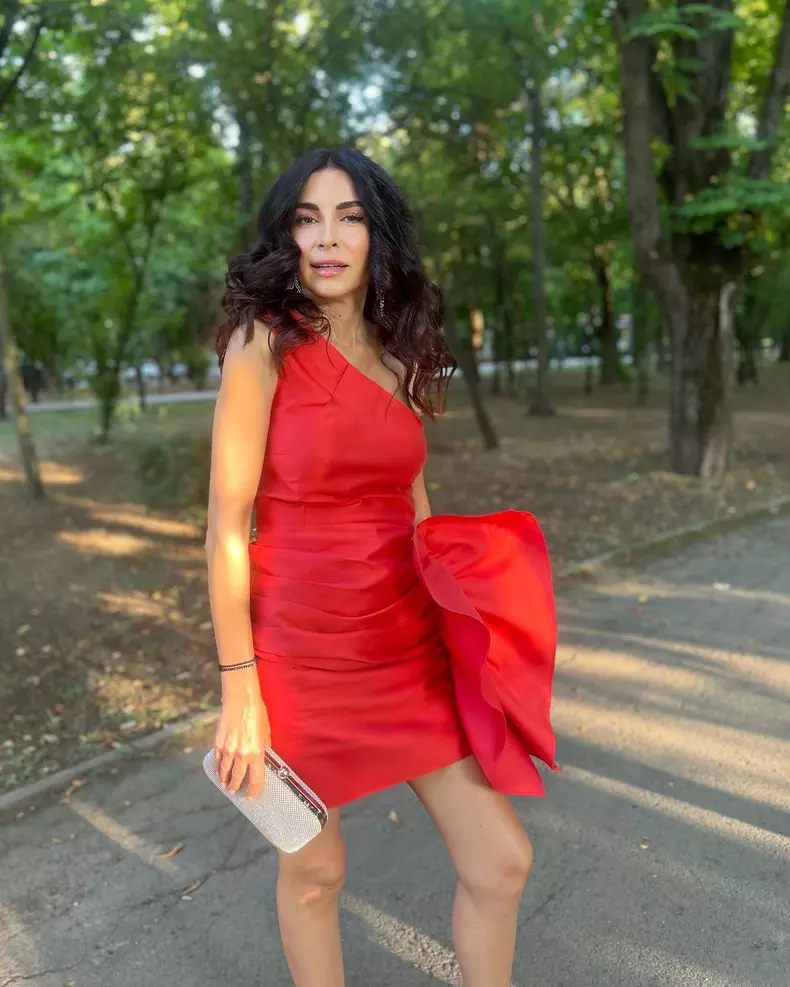 oana frigescu in rosu