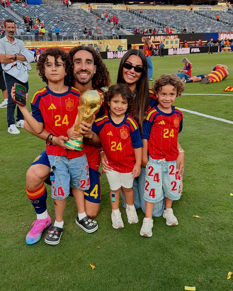 Marc Cucurella, Claudia Rodriguez și copiii lor, Mateo, Rio și Bella