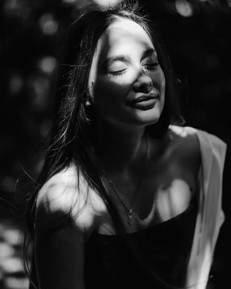 oana carmaciu alb-negru