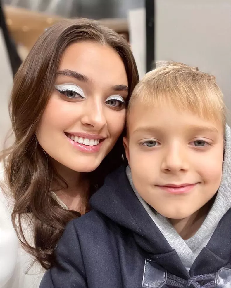 Fotomodelul ucrainean Veronika Didusenko a fugit din țară cu fiul ei. Prin ce a trecut fosta Miss Ucraina (2)